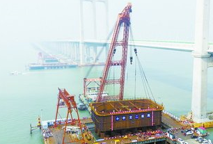 卷揚(yáng)機(jī)和toyo手拉葫蘆共同完成鋼鐵巨人起吊工作